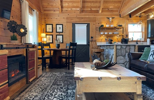 Hot Springs Cabina | Wildlife Cabin at The Natural State Cabins