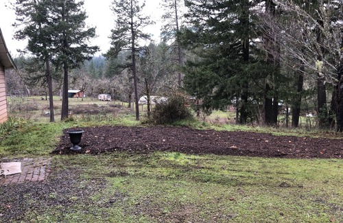 Cave Junction Cabaña | Wildlife Preserve, Country Cottage, Spacious