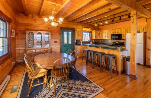 Mountain Base Cabina | Wildview- Private hot tub and mountain views