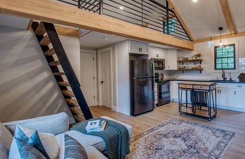 Valois Casa | Wildwood Cabin: Romantic cozy cabin in the woods with indoor fireplace