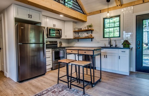 Valois Casa | Wildwood Cabin: Romantic cozy cabin in the woods with indoor fireplace