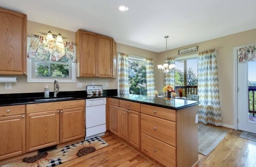Boomer Cabina | Wilkes County Western NC 3br Cottage with Hot Tub!