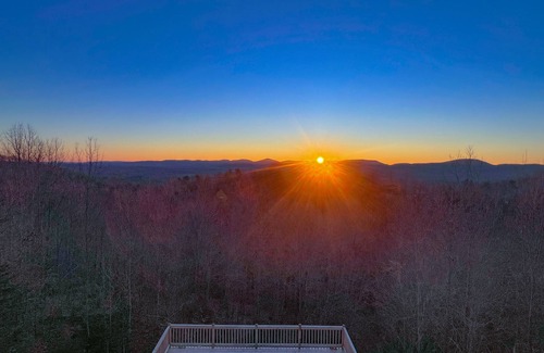 Boomer Cabina | Wilkes County Western NC 3br Cottage with Hot Tub!