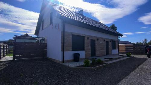 Wadowice Apartamento | Willa Karo dom bliźniak 7-osobowy ZE STREFĄ BASENOWĄ w miejscowości Chocznia NIEDALEKO ZATORU I ENERGYLANDII