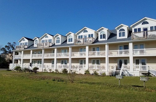 Ocracoke Condominio | Villa de William: espacioso condominio céntrico, techos altos