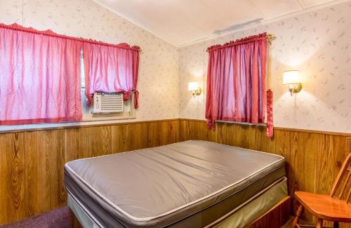 Stonehouse Otro | Williamsburg Camping Resort Wheelchair Accessible Park Model 7
