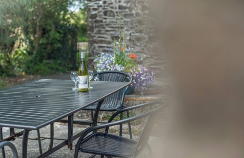 Haverfordwest Casa | Williamston Farmhouse, Holiday Property Nr Broad Haven, Sleeps 6, 4 bedrooms, bathrooms
