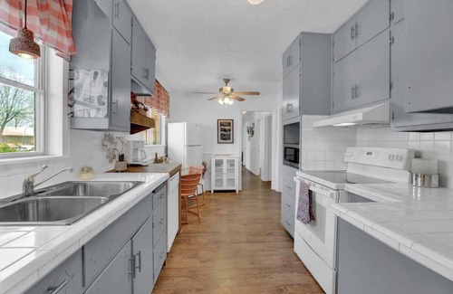Fredericksburg Casa | Willkommen to Pink Haus 1 Mile to Main Street!
