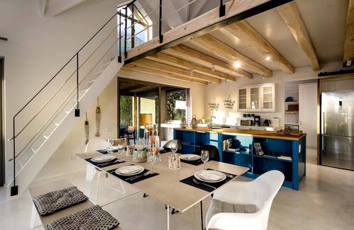 Noordhoek Villa | Willow Beach House a la derecha en las dunas de arena de la playa de Noordhoek largo