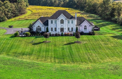 Millerstown Casa | Willow Brook Mansion