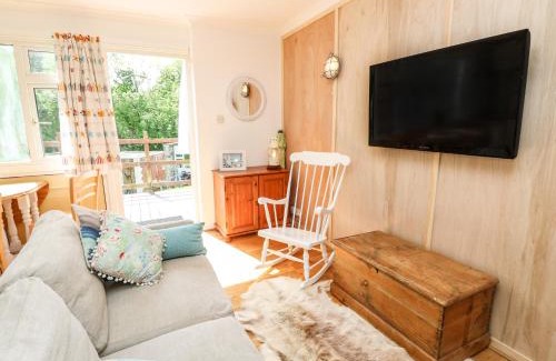 Cowes Casa | Willow Cabin