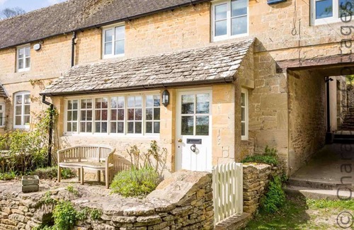 Chedworth Cabaña | WILLOW COTTAGE, family friendly in Bourton-On-The-Water