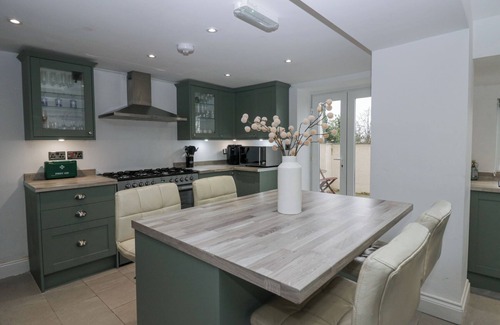 Silverdale Casa | WILLOW COTTAGE, pet friendly, character holiday cottage in Silverdale