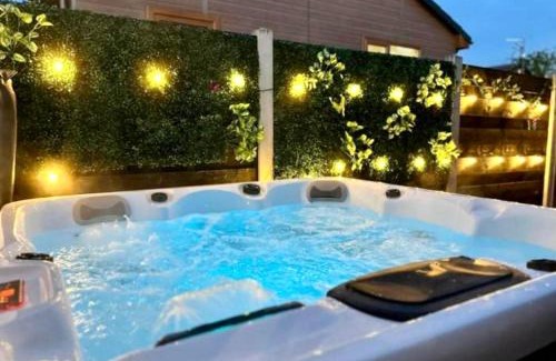 York Casa | Willow Cottage with Hot tub
