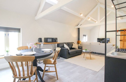 Ellesmere Cabaña | WILLOW GRANGE ANNEX, romantic, character holiday cottage in Ellesmere