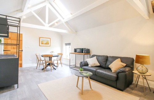 Ellesmere Cabaña | WILLOW GRANGE ANNEX, romantic, character holiday cottage in Ellesmere