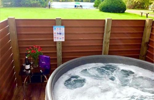 York Casa | Willow Lodge 13 Hot Tub
