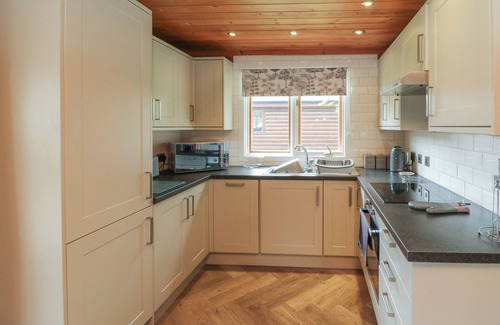 Bridgetown Cabaña | WILLOW, pet friendly, luxury holiday cottage, with hot tub in Dolton