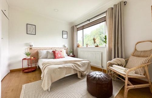 Canterbury Casa | Willow Stream House - Spacious City Centre Riverside Home - FREE 2 Car Parking