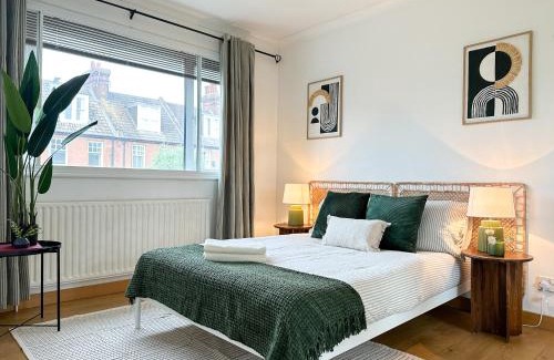 Canterbury Casa | Willow Stream House - Spacious City Centre Riverside Home - FREE 2 Car Parking