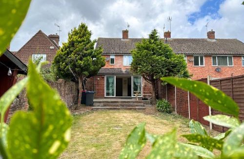 Canterbury Casa | Willow Stream House - Spacious City Centre Riverside Home - FREE 2 Car Parking