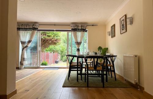 Canterbury Casa | Willow Stream House - Spacious City Centre Riverside Home - FREE 2 Car Parking