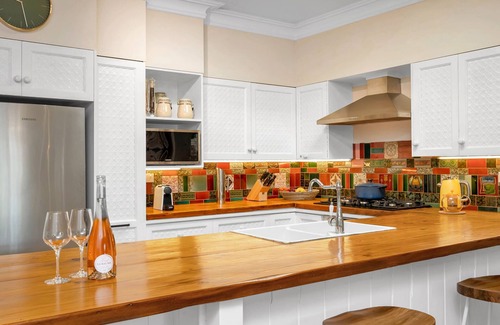 Bundanoon Casa | Willow Tree Cottage. Bright, Airy & Jazzy.