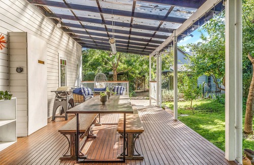 Bundanoon Casa | Willow Tree Cottage. Bright, Airy & Jazzy.