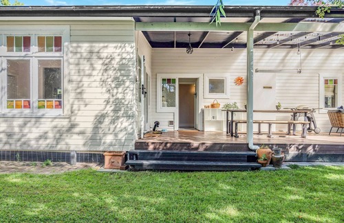 Bundanoon Casa | Willow Tree Cottage. Bright, Airy & Jazzy.
