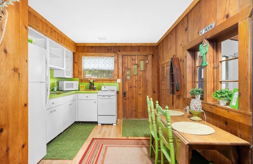 Suttons Bay Cabina | Willow Tree Cottage: Waterfront on Suttons Bay