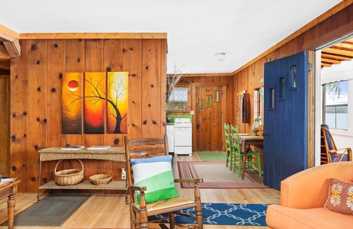 Suttons Bay Cabina | Willow Tree Cottage: Waterfront on Suttons Bay