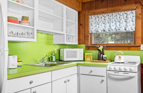 Suttons Bay Cabina | Willow Tree Cottage: Waterfront on Suttons Bay