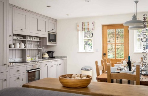 Snowshill Village Cabaña | WILLOW VALE, pet friendly, with a garden in Snowshill