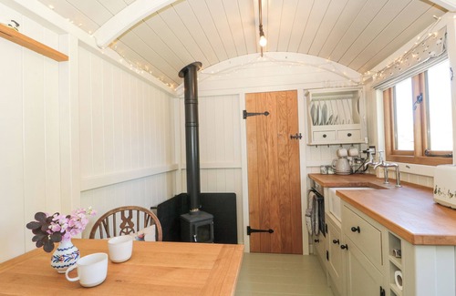 South Leigh Cabaña | WILLOWDALE, pet friendly, with open fire in Witney