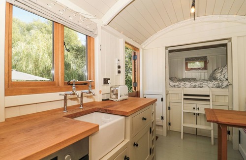 South Leigh Cabaña | WILLOWDALE, pet friendly, with open fire in Witney