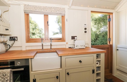 South Leigh Cabaña | WILLOWDALE, pet friendly, with open fire in Witney