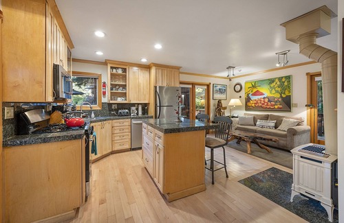 Northwood Cabina | Willowhaven ~ Beautifully Crafted Redwood Home, Spa, Woof!