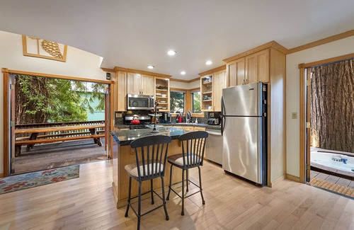 Northwood Cabina | Willowhaven ~ Beautifully Crafted Redwood Home, Spa, Woof!
