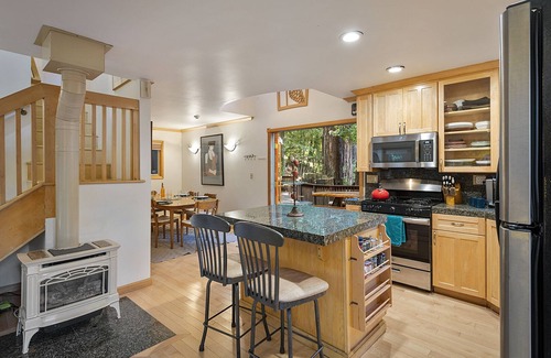 Northwood Cabina | Willowhaven ~ Beautifully Crafted Redwood Home, Spa, Woof!