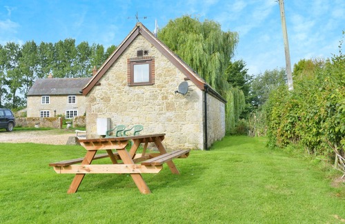 Newport Cabaña | Willows - a barn that sleeps 2 guests in 1 bedroom plus 2 on sofa bed [lounge]