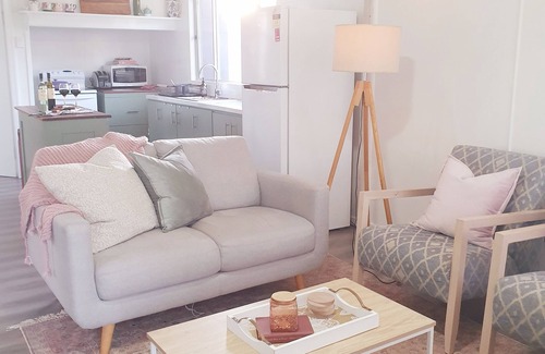 Stanthorpe Cabaña | Willows Cottage, 5 mins walk from town, quite street overlooking steam railway.