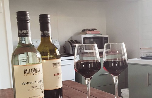 Stanthorpe Cabaña | Willows Cottage, 5 mins walk from town, quite street overlooking steam railway.