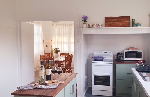 Stanthorpe Cabaña | Willows Cottage, 5 mins walk from town, quite street overlooking steam railway.