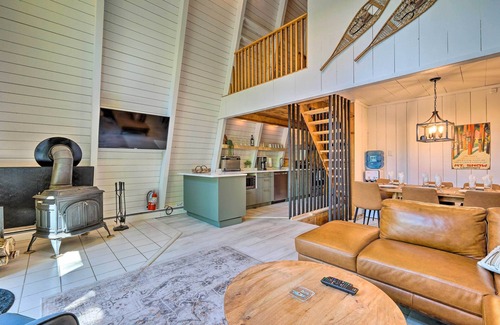 Wilmington Cabina | Wilmington Chalet w/ Hot Tub < 8 Mi to Mount Snow!