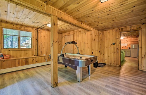 Wilmington Cabina | Wilmington Chalet w/ Hot Tub < 8 Mi to Mount Snow!