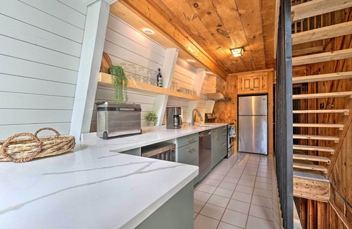 Wilmington Cabina | Wilmington Chalet w/ Hot Tub < 8 Mi to Mount Snow!