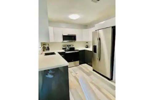 Middle River Terrace Casa | Wilton Manors house near beaches 2 BR large yard