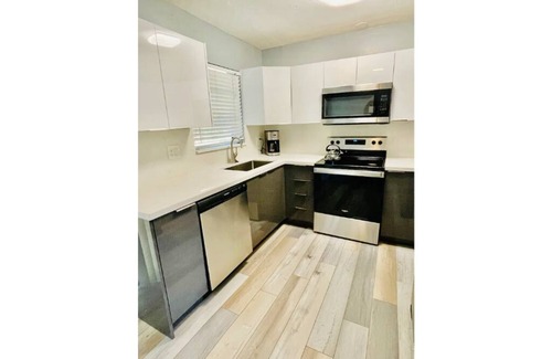 Middle River Terrace Casa | Wilton Manors house near beaches 2 BR large yard