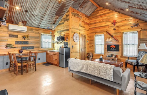 Wimberley Cabina | Wimberley Traveler’s Cottage w/ Firepit & Pickleball