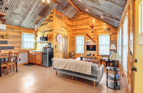 Wimberley Cabina | Wimberley Traveler’s Cottage w/ Firepit & Pickleball